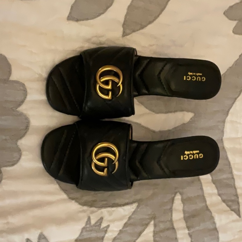 Gucci sandals with skinny heel and gold Gucci symbol (black) - Picture 1 of 5